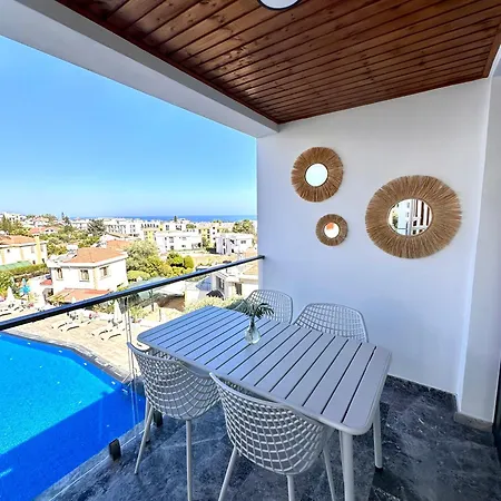 Apartamento Bohemian Penthouse In Alsancak, Close To Merit Cirénia