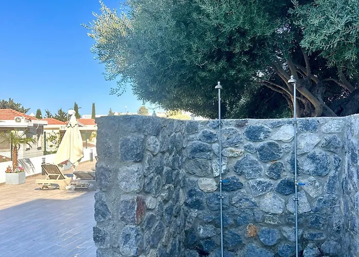 Bohemian Penthouse In Alsancak, Close To Merit كيرينيا